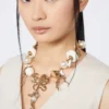 ”abissi” chokerhalsband i metall och raffia, guld ”abissi” chokerhalsband i metall och raffia, guld