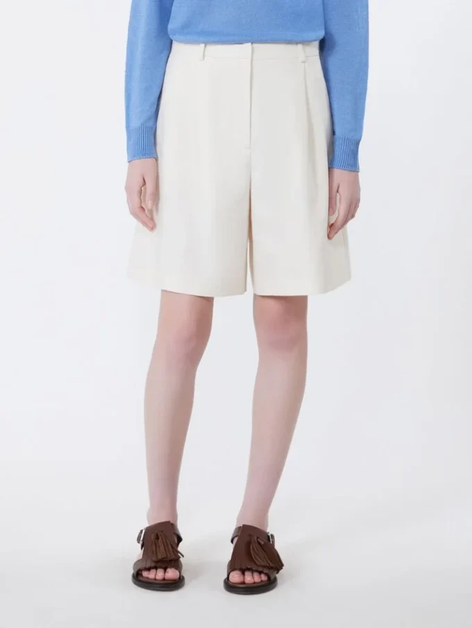 Bermudashorts i bomulls- och linnekanvas, ecru Bermudashorts i bomulls- och linnekanvas, ecru