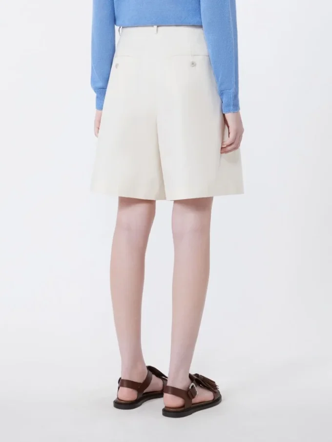 Bermudashorts i bomulls- och linnekanvas, ecru Bermudashorts i bomulls- och linnekanvas, ecru