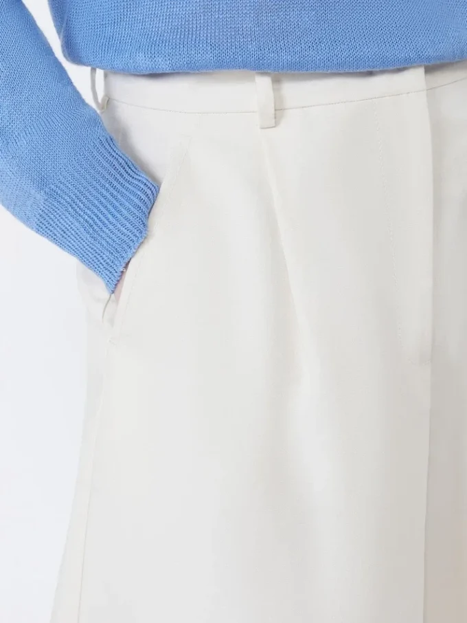 Bermudashorts i bomulls- och linnekanvas, ecru Bermudashorts i bomulls- och linnekanvas, ecru