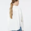 Bomullsblus med spets och broderier, vit Bomullsblus med spets och broderier, vit
