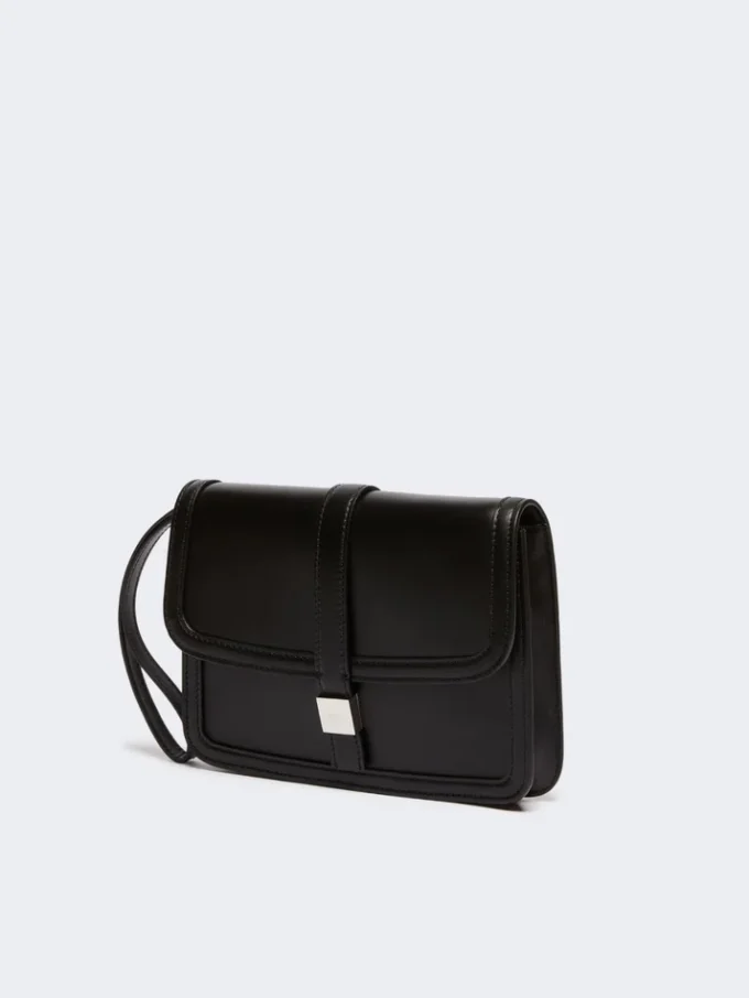 Clutch i slätt läder, svart Clutch i slätt läder, svart