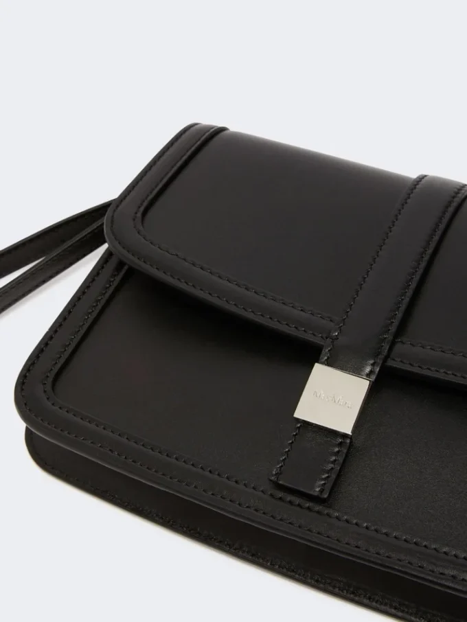 Clutch i slätt läder, svart Clutch i slätt läder, svart