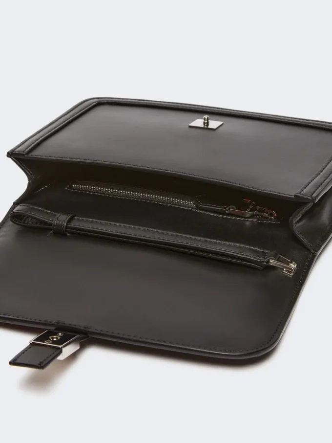 Clutch i slätt läder, svart Clutch i slätt läder, svart