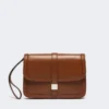 Clutch i slätt läder, tobaksfärgad Clutch i slätt läder, tobaksfärgad