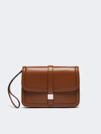 Clutch i slätt läder, tobaksfärgad