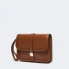 Clutch i slätt läder, tobaksfärgad Clutch i slätt läder, tobaksfärgad