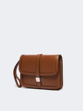 Clutch i slätt läder, tobaksfärgad