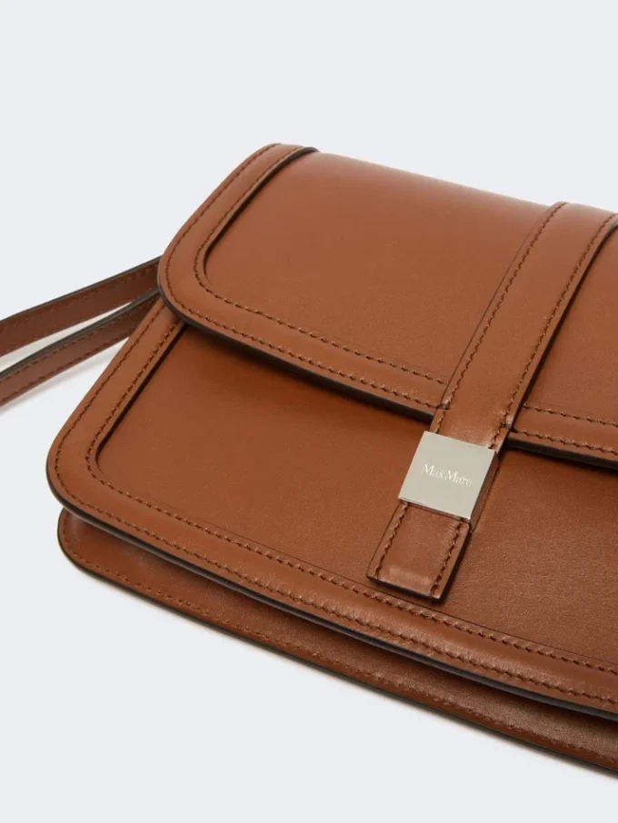 Clutch i slätt läder, tobaksfärgad Clutch i slätt läder, tobaksfärgad
