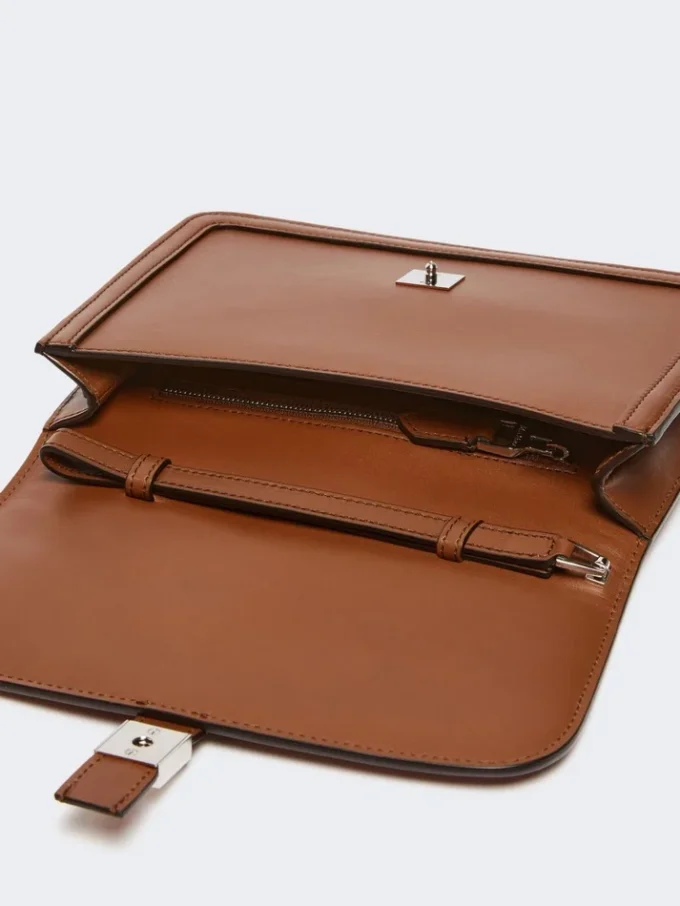 Clutch i slätt läder, tobaksfärgad Clutch i slätt läder, tobaksfärgad
