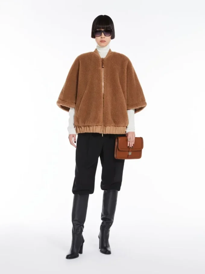 Clutch i slätt läder, tobaksfärgad Clutch i slätt läder, tobaksfärgad
