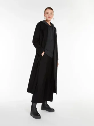 Draperad kappa i ull, svart
