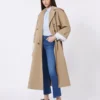 Flödande trenchcoat i bomull och nylon, hasselnötsbrun Flödande trenchcoat i bomull och nylon, hasselnötsbrun
