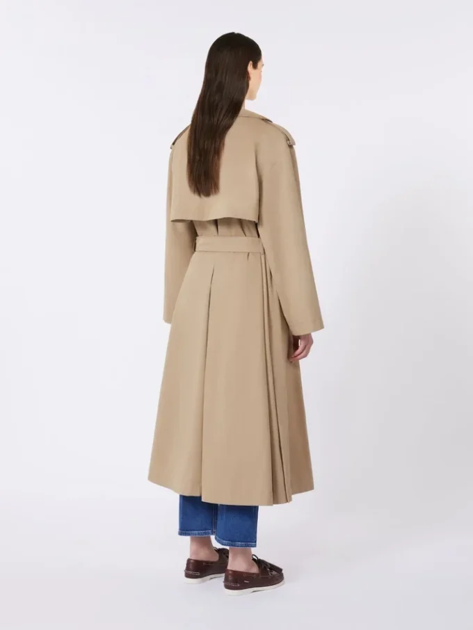 Flödande trenchcoat i bomull och nylon, hasselnötsbrun Flödande trenchcoat i bomull och nylon, hasselnötsbrun