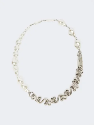 Halsband med pärlor och metall, silver