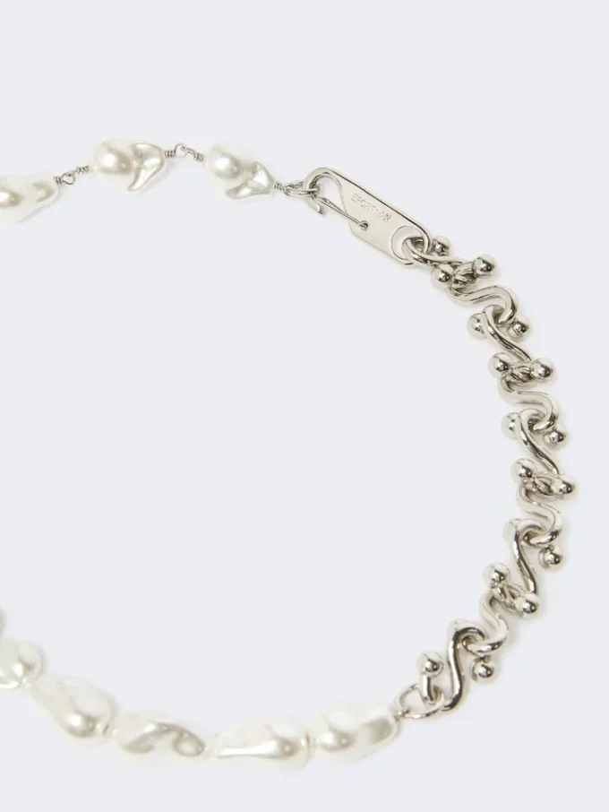 Halsband med pärlor och metall, silver