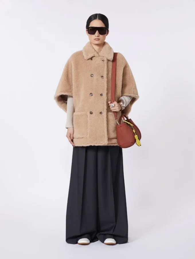 Kappa i teddytyg av alpacka och kashmir, beige Kappa i teddytyg av alpacka och kashmir, beige