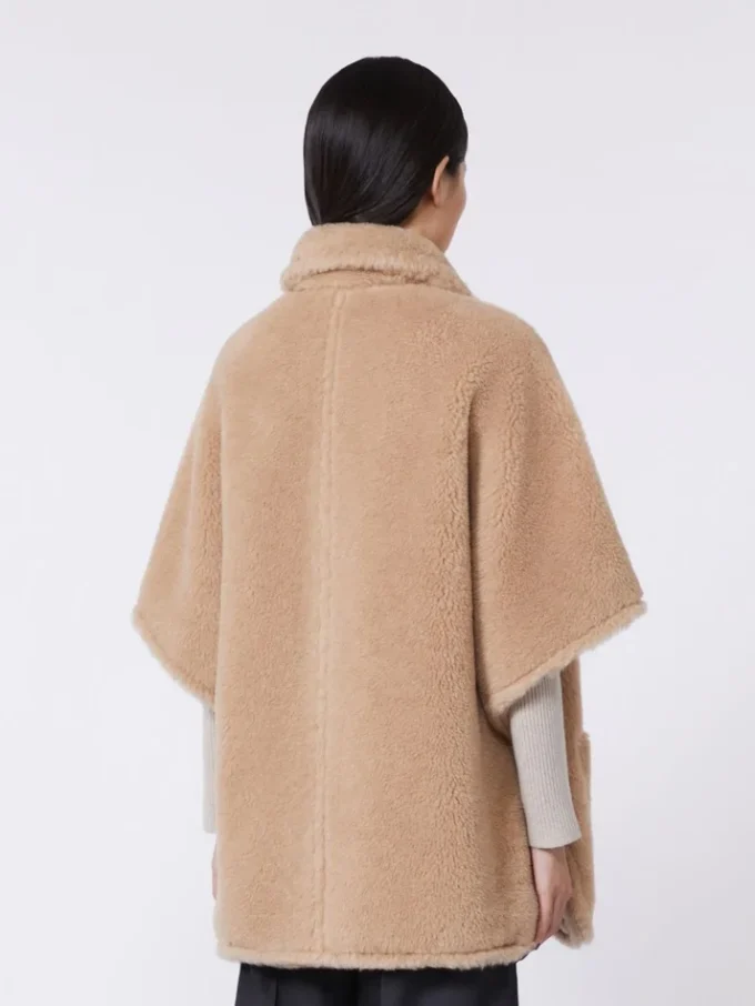 Kappa i teddytyg av alpacka och kashmir, beige Kappa i teddytyg av alpacka och kashmir, beige