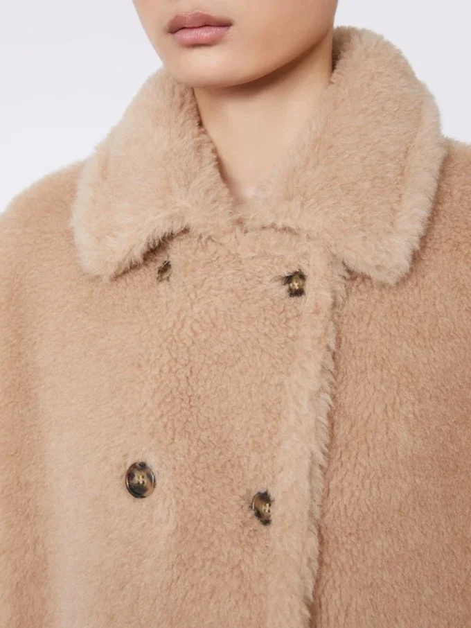 Kappa i teddytyg av alpacka och kashmir, beige Kappa i teddytyg av alpacka och kashmir, beige