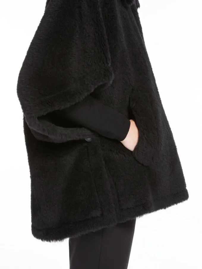 Kappa i teddytyg av alpacka och ull, svart Kappa i teddytyg av alpacka och ull, svart