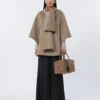 Kashmirkappa med scarfdetalj, gyllenbrun Kashmirkappa med scarfdetalj, gyllenbrun