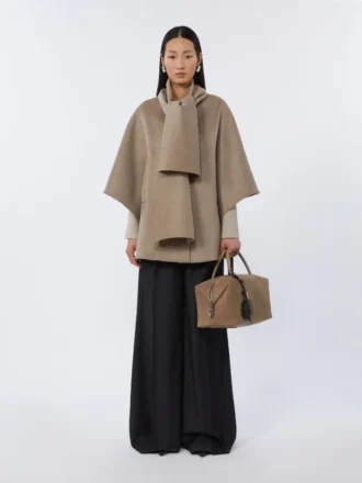 Kashmirkappa med scarfdetalj, gyllenbrun Kashmirkappa med scarfdetalj, gyllenbrun
