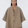 Kashmirkappa med scarfdetalj, gyllenbrun Kashmirkappa med scarfdetalj, gyllenbrun