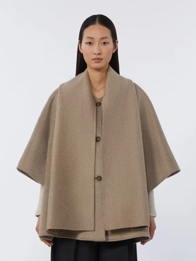 Kashmirkappa med scarfdetalj, gyllenbrun Kashmirkappa med scarfdetalj, gyllenbrun