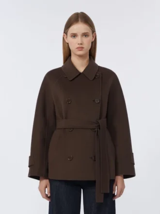 Kort dubbelknäppt kappa i Pure Wool, chokladbrun Kort dubbelknäppt kappa i Pure Wool, chokladbrun