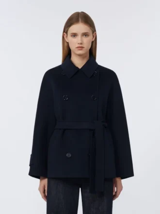 Kort dubbelknäppt kappa i Pure Wool, midnattblå Kort dubbelknäppt kappa i Pure Wool, midnattblå
