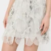 Kort kjol med blomblad i tryckt organza, pärlgrå Kort kjol med blomblad i tryckt organza, pärlgrå
