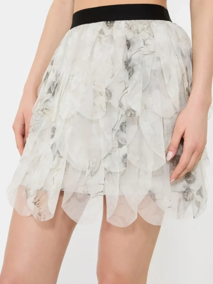 Kort kjol med blomblad i tryckt organza, pärlgrå Kort kjol med blomblad i tryckt organza, pärlgrå