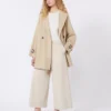 Kort trenchcoat i vattenavvisande canvas, beige Kort trenchcoat i vattenavvisande canvas, beige