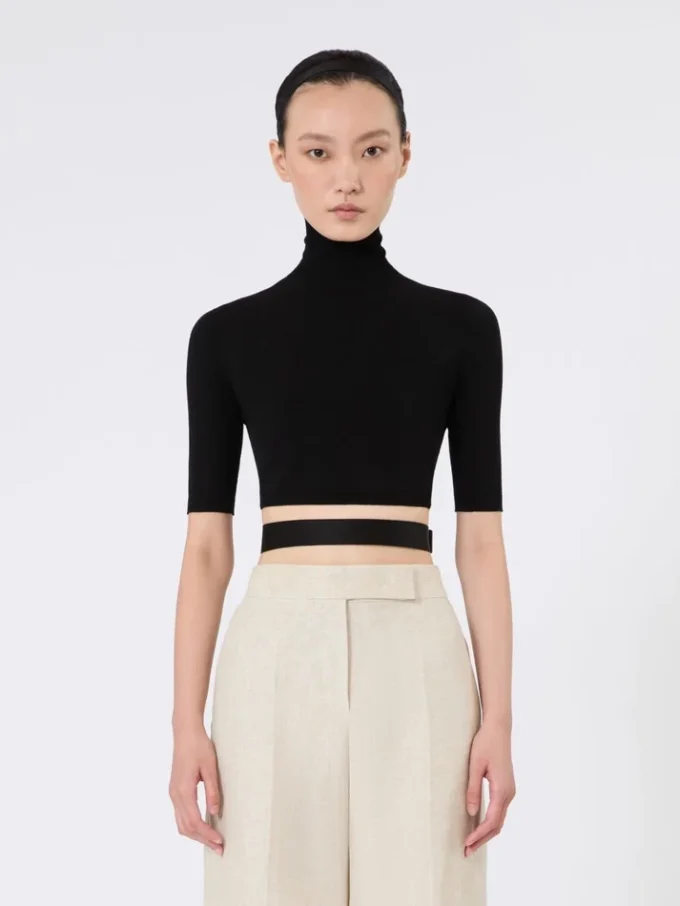 Kort turtleneck i stretchviskos, svart Kort turtleneck i stretchviskos, svart