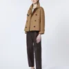 Kort vattenavvisande trenchcoat i twill, brun Kort vattenavvisande trenchcoat i twill, brun