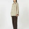 Kort, vattenavvisande trenchcoat i twill, sand Kort, vattenavvisande trenchcoat i twill, sand
