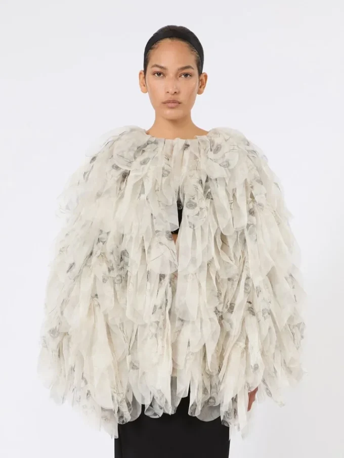 Kort överrock med blomblad i tryckt organza, pärlgrå