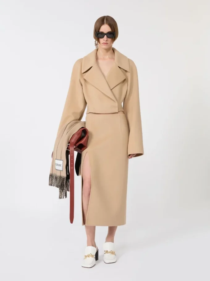 Kort ytterplagg i Pure Wool, karamell Kort ytterplagg i Pure Wool, karamell