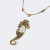Metalliskt halsband med brosch, guld Metalliskt halsband med brosch, guld