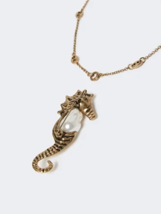 Metalliskt halsband med brosch, guld Metalliskt halsband med brosch, guld