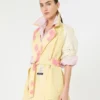Midi-trenchcoat i mönstrad vattenavvisande gabardin, gul Midi-trenchcoat i mönstrad vattenavvisande gabardin, gul