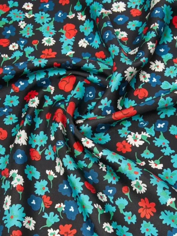 Mönstrad foulard i silketwill, elfenben