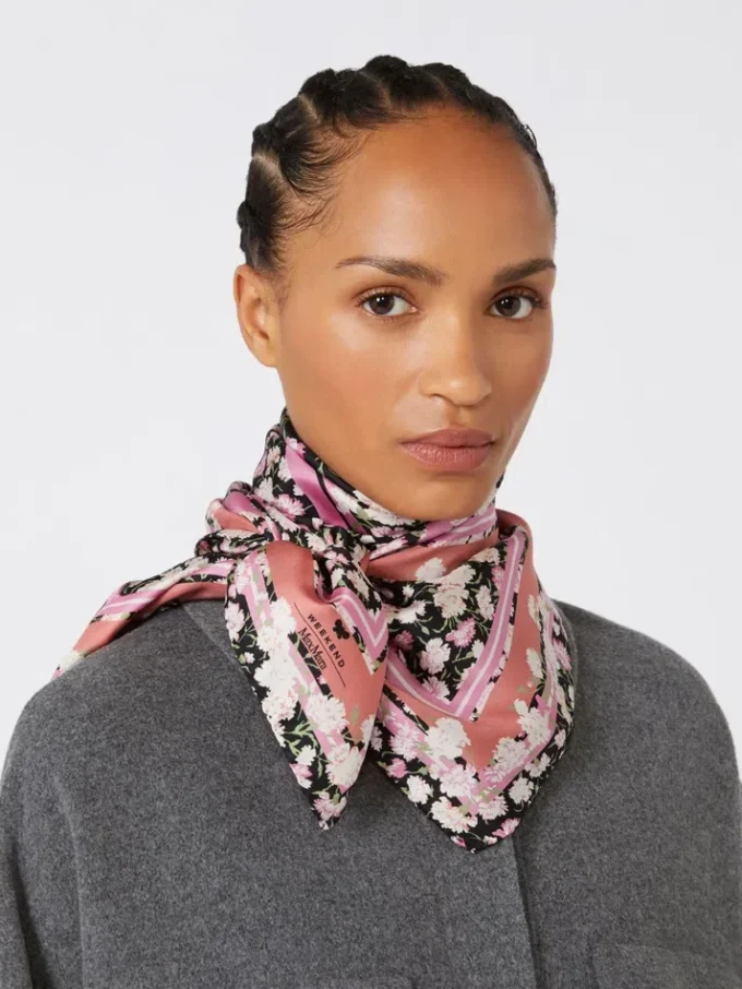 Mönstrad foulard i silketwill, rosa Mönstrad foulard i silketwill, rosa