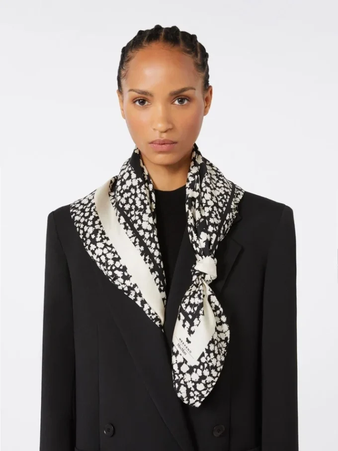 Mönstrad foulard i silketwill, svart Mönstrad foulard i silketwill, svart