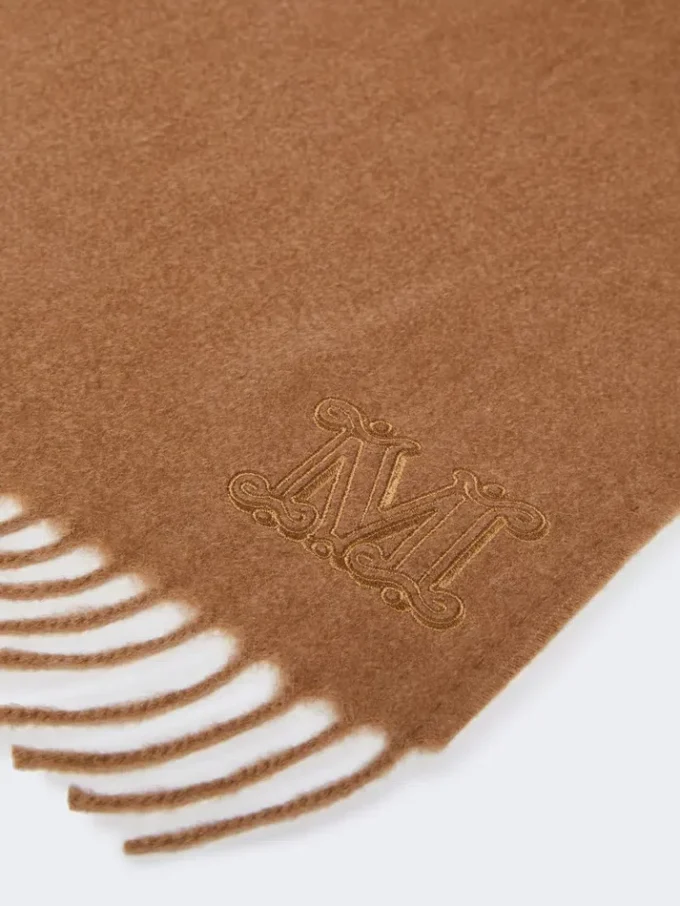 Monogrambroderad kamelstola, kamel