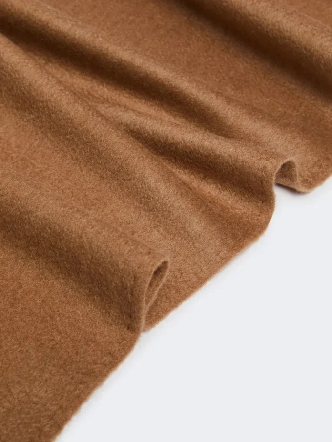 Monogrambroderad kamelstola, kamel