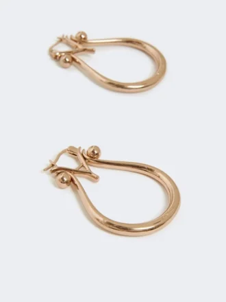Monogramörhängen i metall, guld