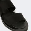 Platta sandaler i läder och elastiskt band, svarta Platta sandaler i läder och elastiskt band, svarta