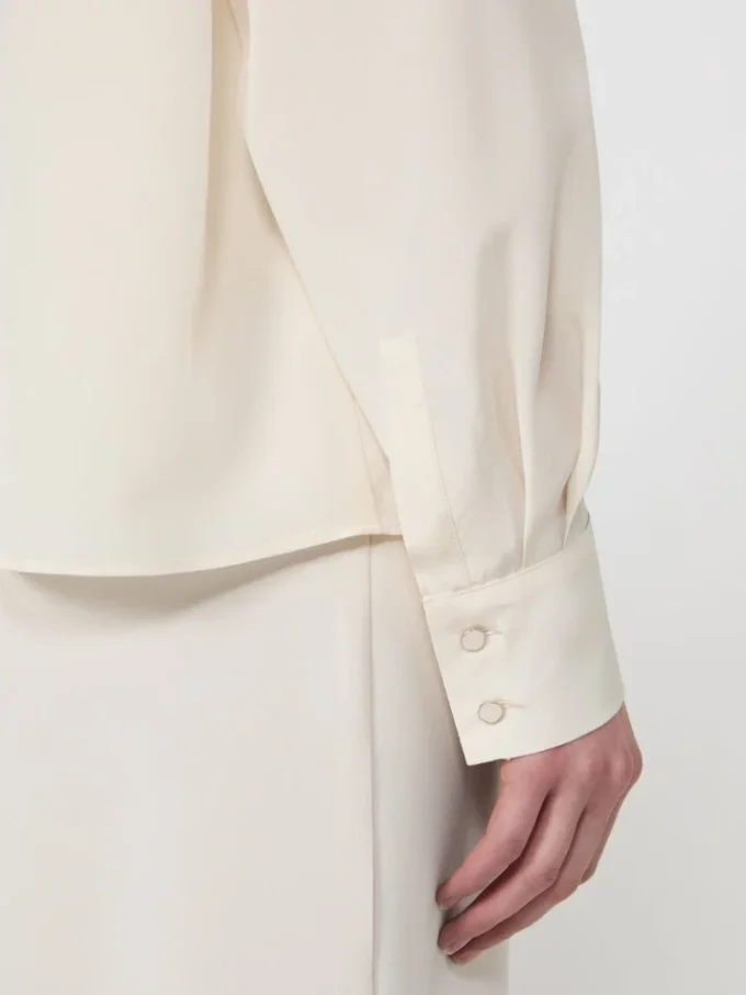 Silkesblus med fluga, beige Silkesblus med fluga, beige