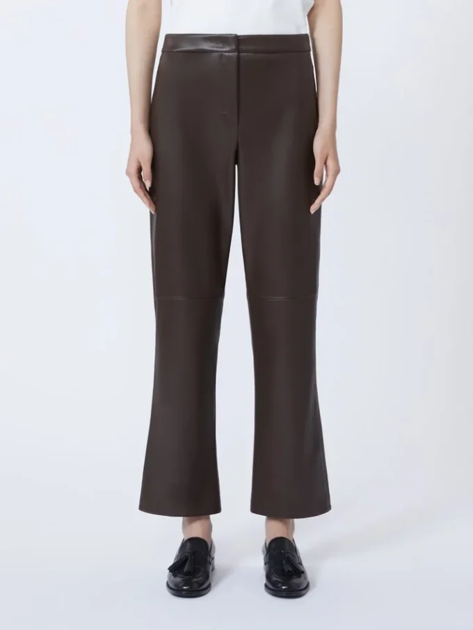 Slim-fit-byxor i belagt tyg, chokladbruna Slim-fit-byxor i belagt tyg, chokladbruna